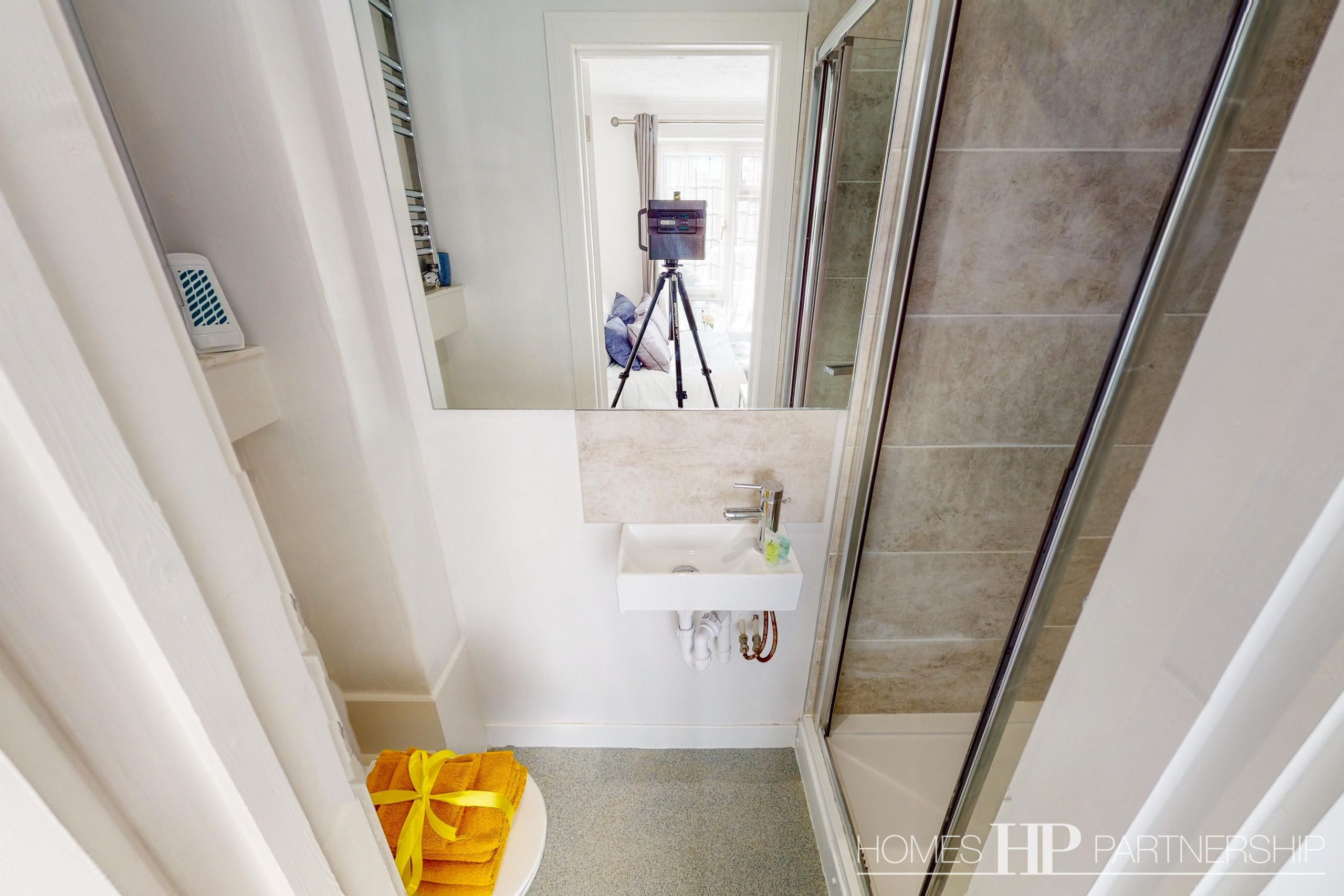 Room Beeches Crescent in Crawley