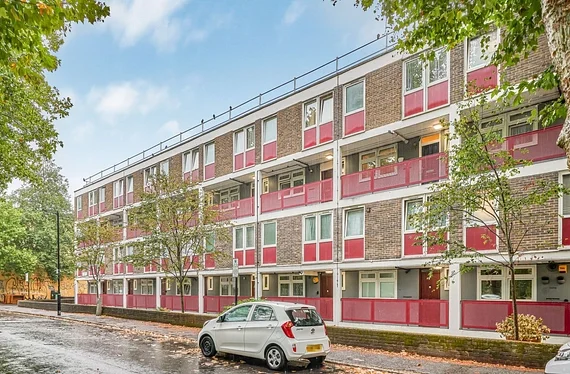 Flat Deverell Street in Greater London