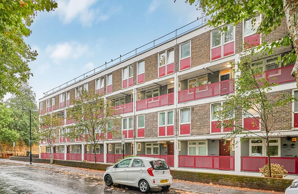 Flat Deverell Street in Greater London