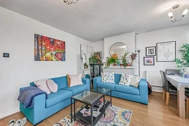 Flat Deverell Street in Greater London
