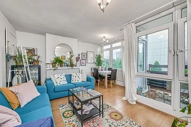 Flat Deverell Street in Greater London