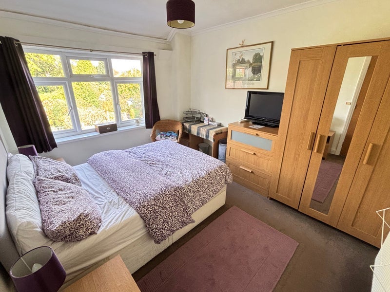 Room Kenmore Road in Manchester