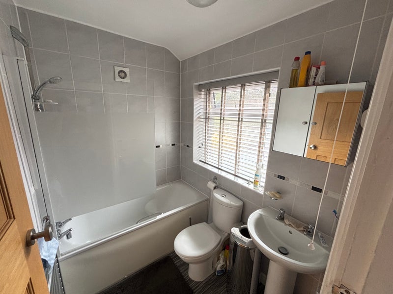 Room Kenmore Road in Manchester