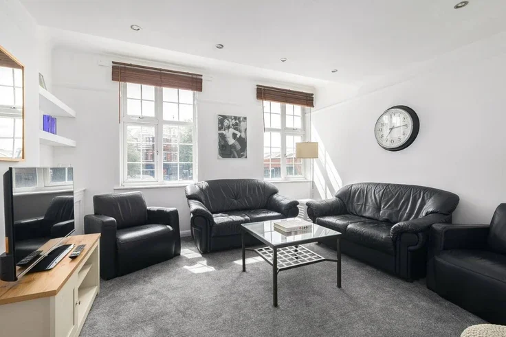Flat Bolton Crescent in Greater London