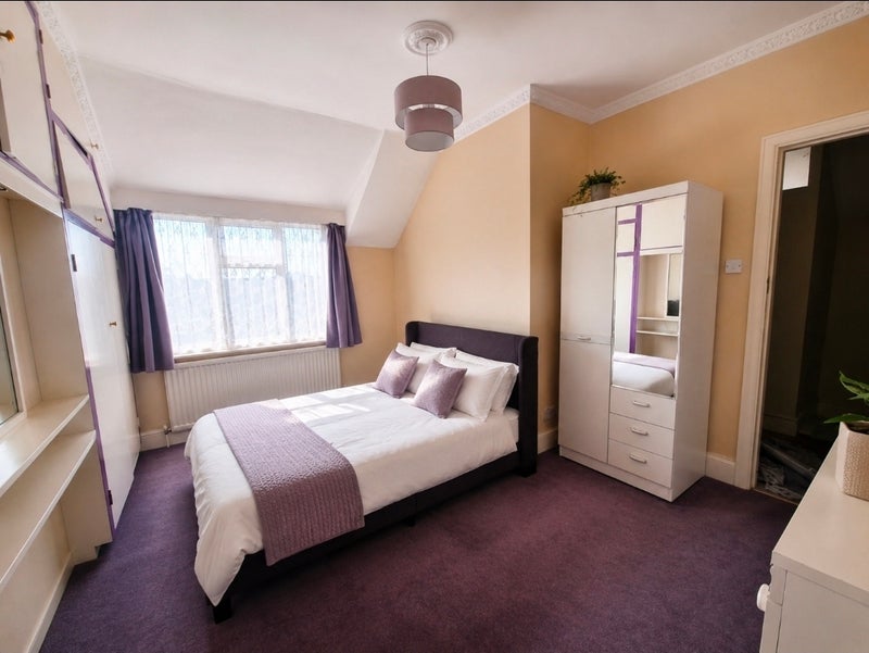 Room Hebdon Road in Greater London