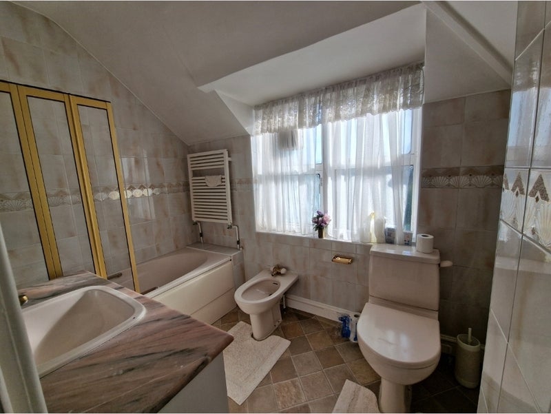 Room Hebdon Road in Greater London