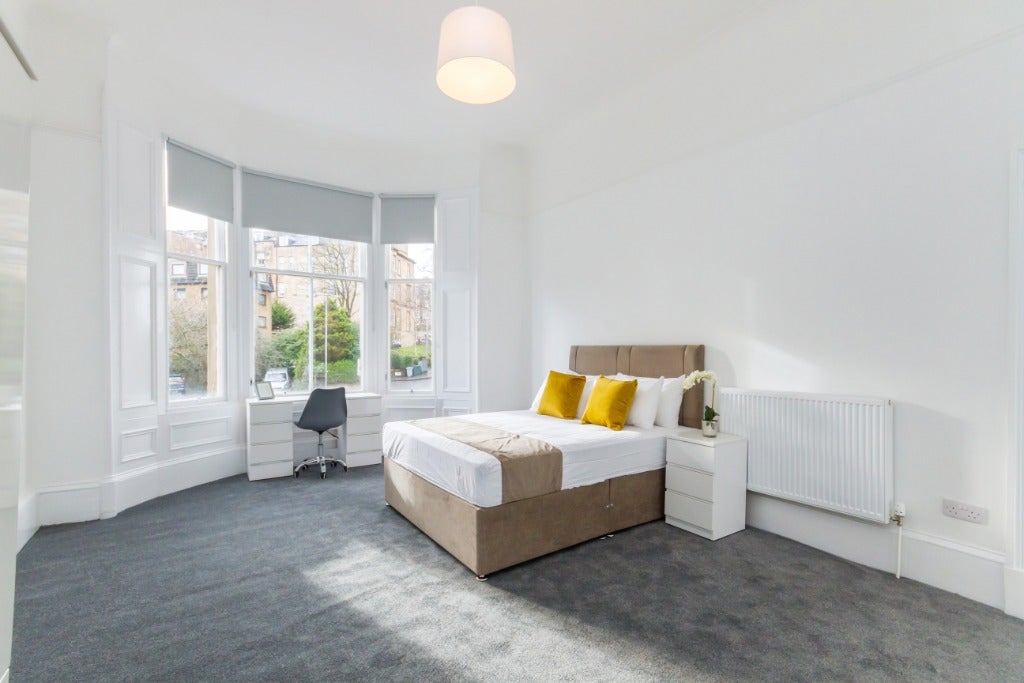 Room Woodlands Road in Glasgow