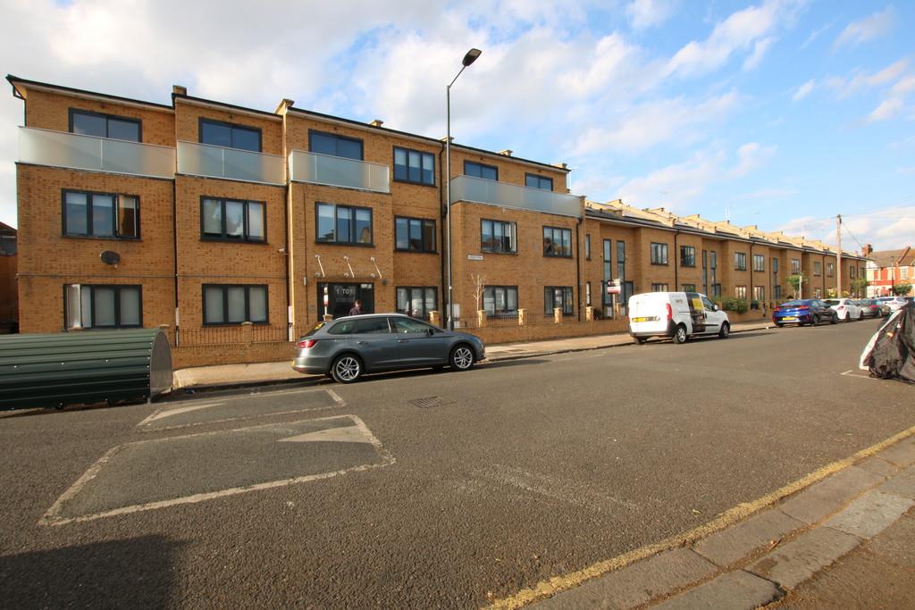 Flat Litchfield Gardens in Greater London