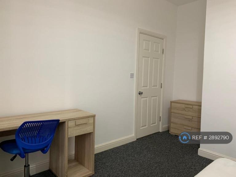 Room Beaconsfield Road in Coventry