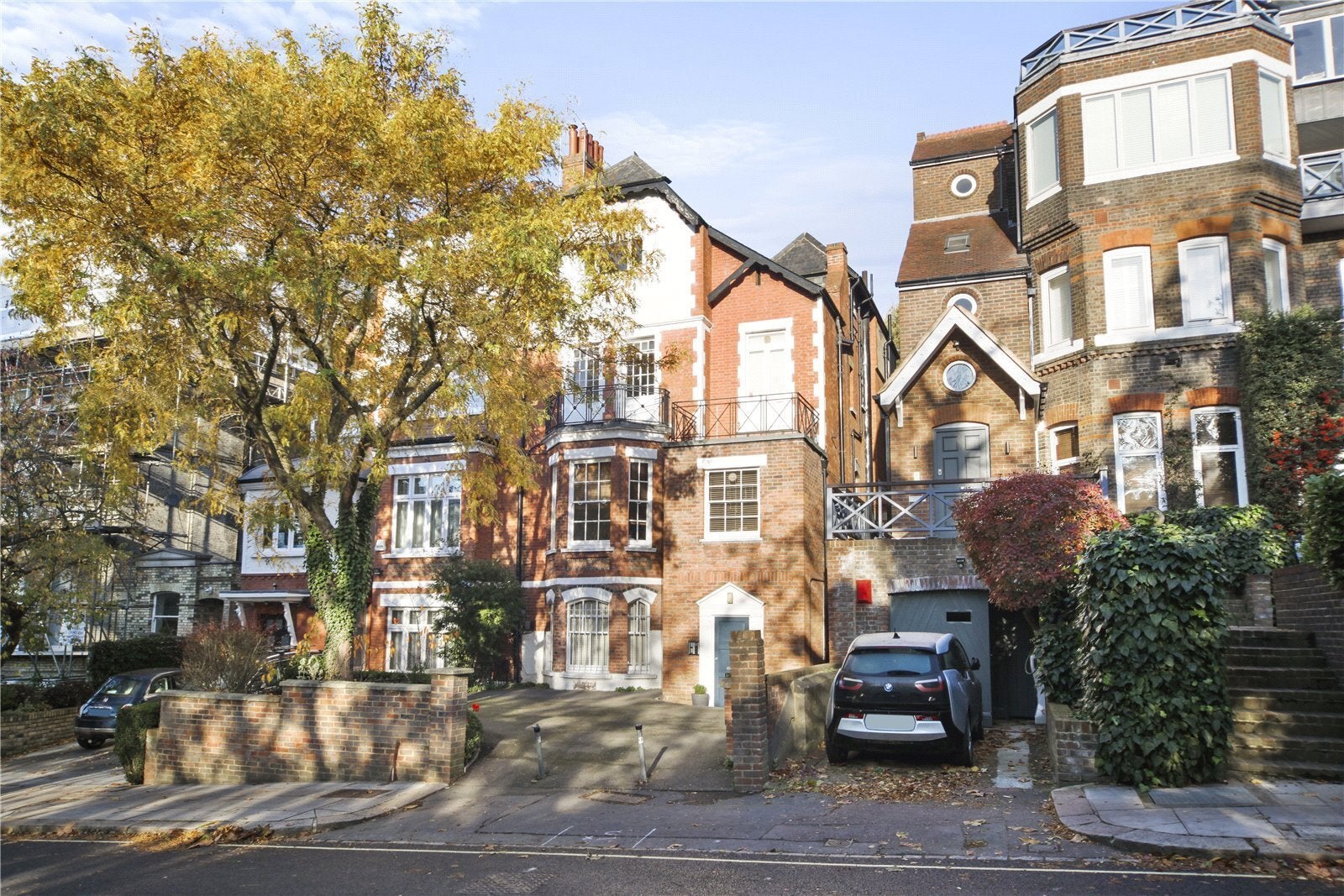 Flat Netherhall Gardens in Greater London