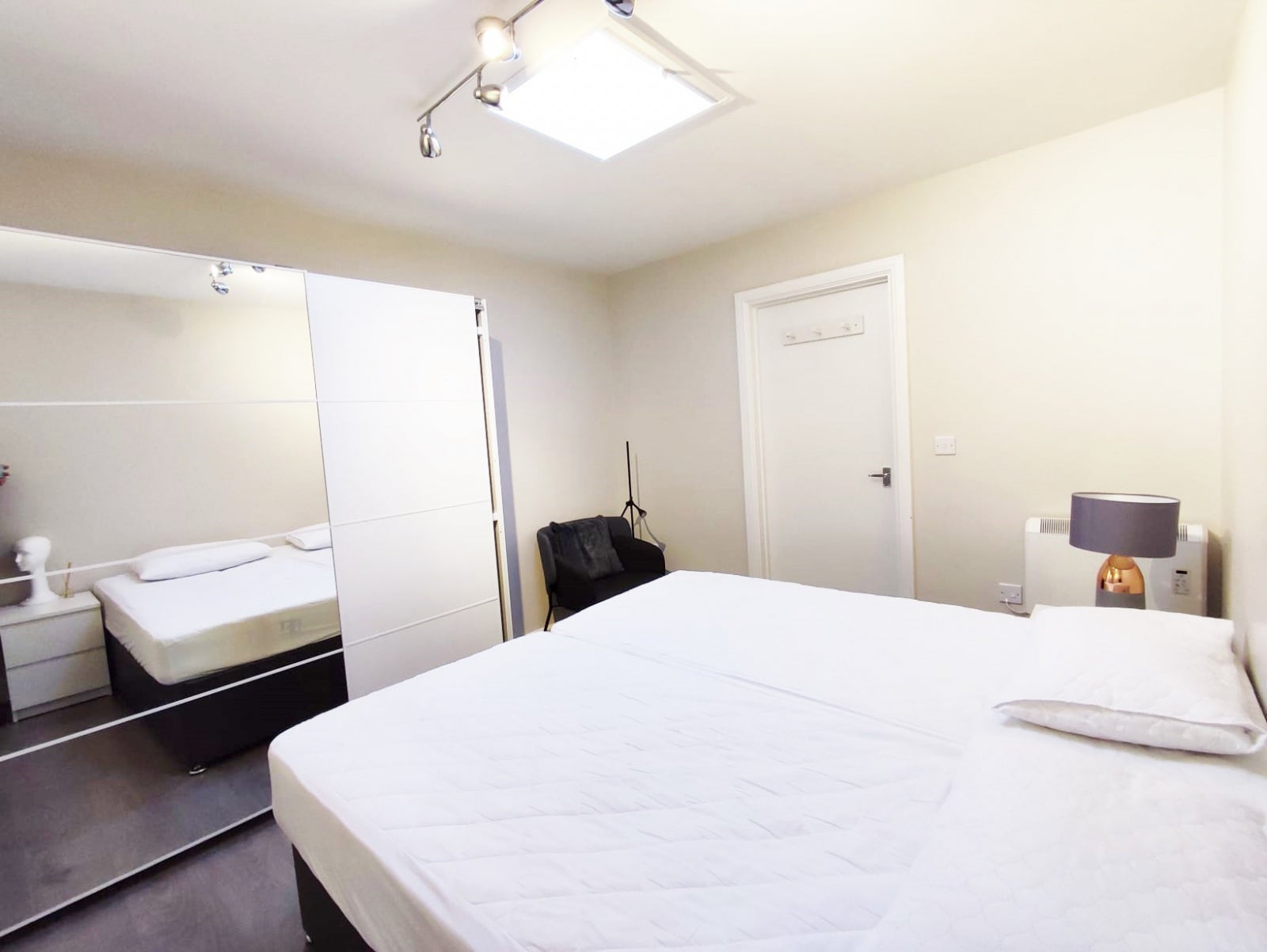 Room Shirehall Park in London