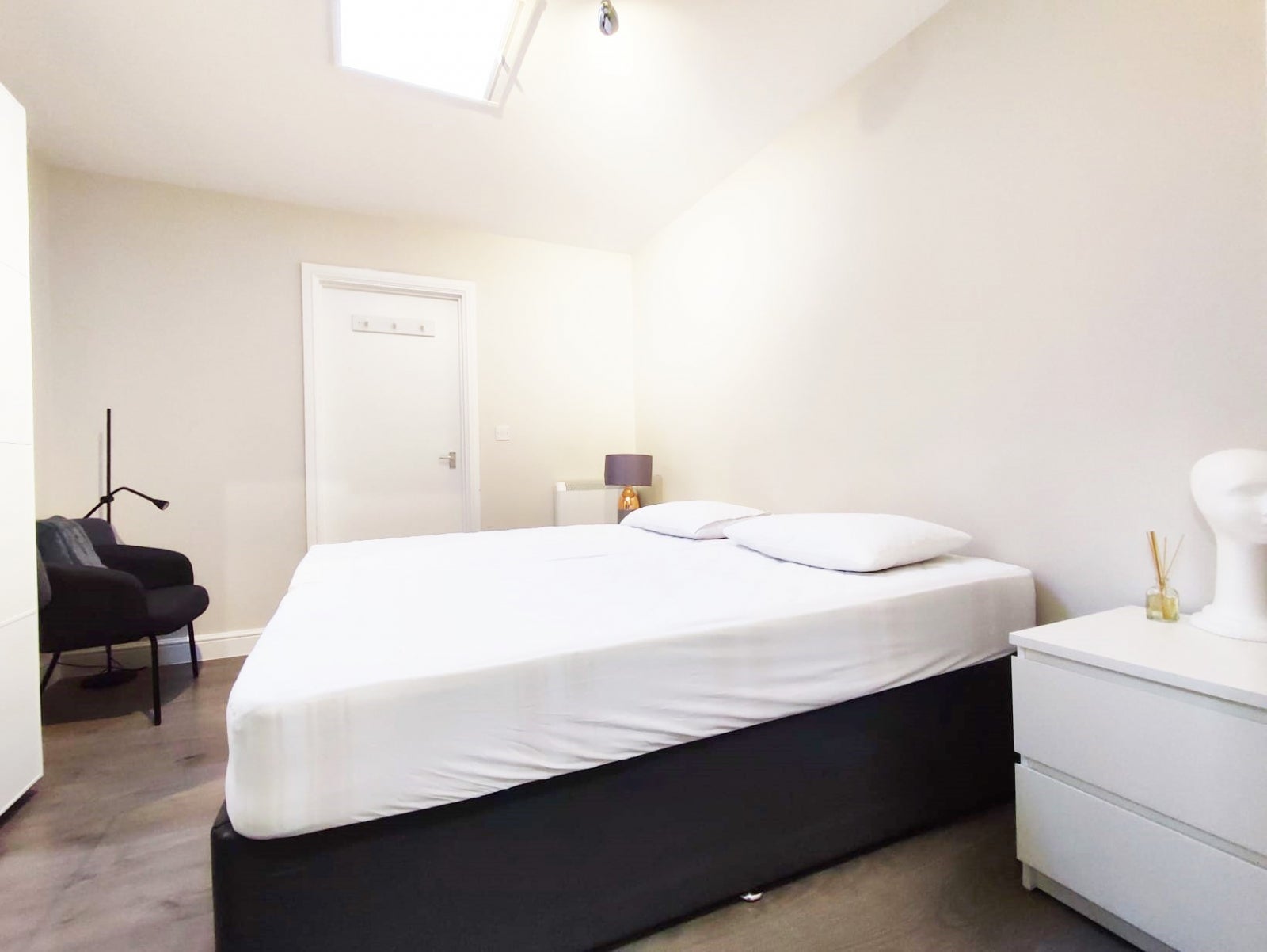 Room Shirehall Park in London