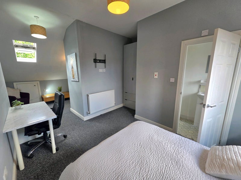 Room Sweetbriar Road in Leicester