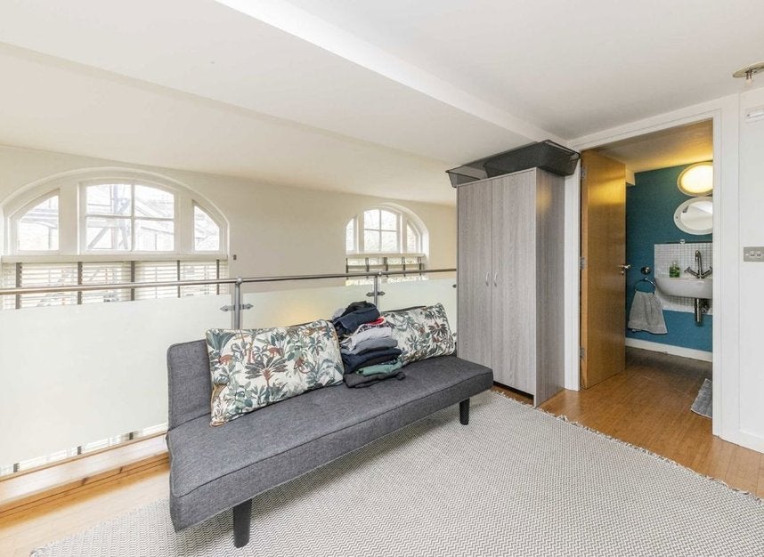 Flat Reed Place in Greater London