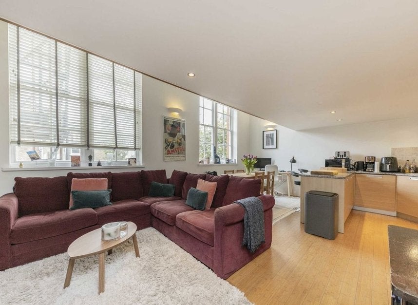 Flat Reed Place in Greater London