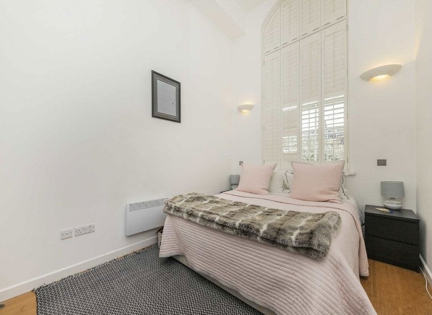 Flat Reed Place in Greater London