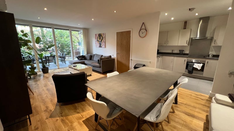Room Pamela Street in Greater London