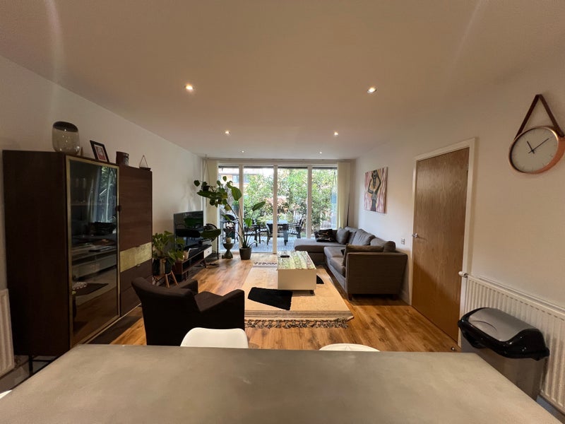 Room Pamela Street in Greater London
