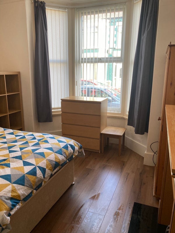 Room Fairburn Road in Liverpool