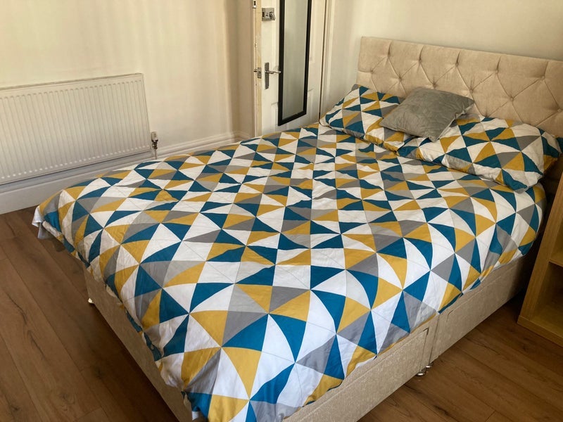 Room Fairburn Road in Liverpool