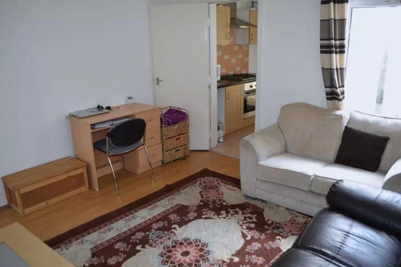 Room Hubert Road in Birmingham