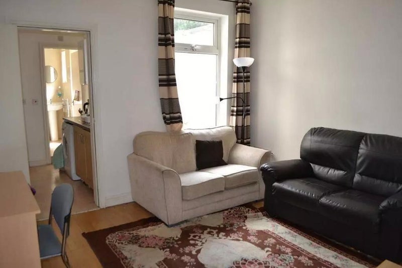 Room Hubert Road in Birmingham