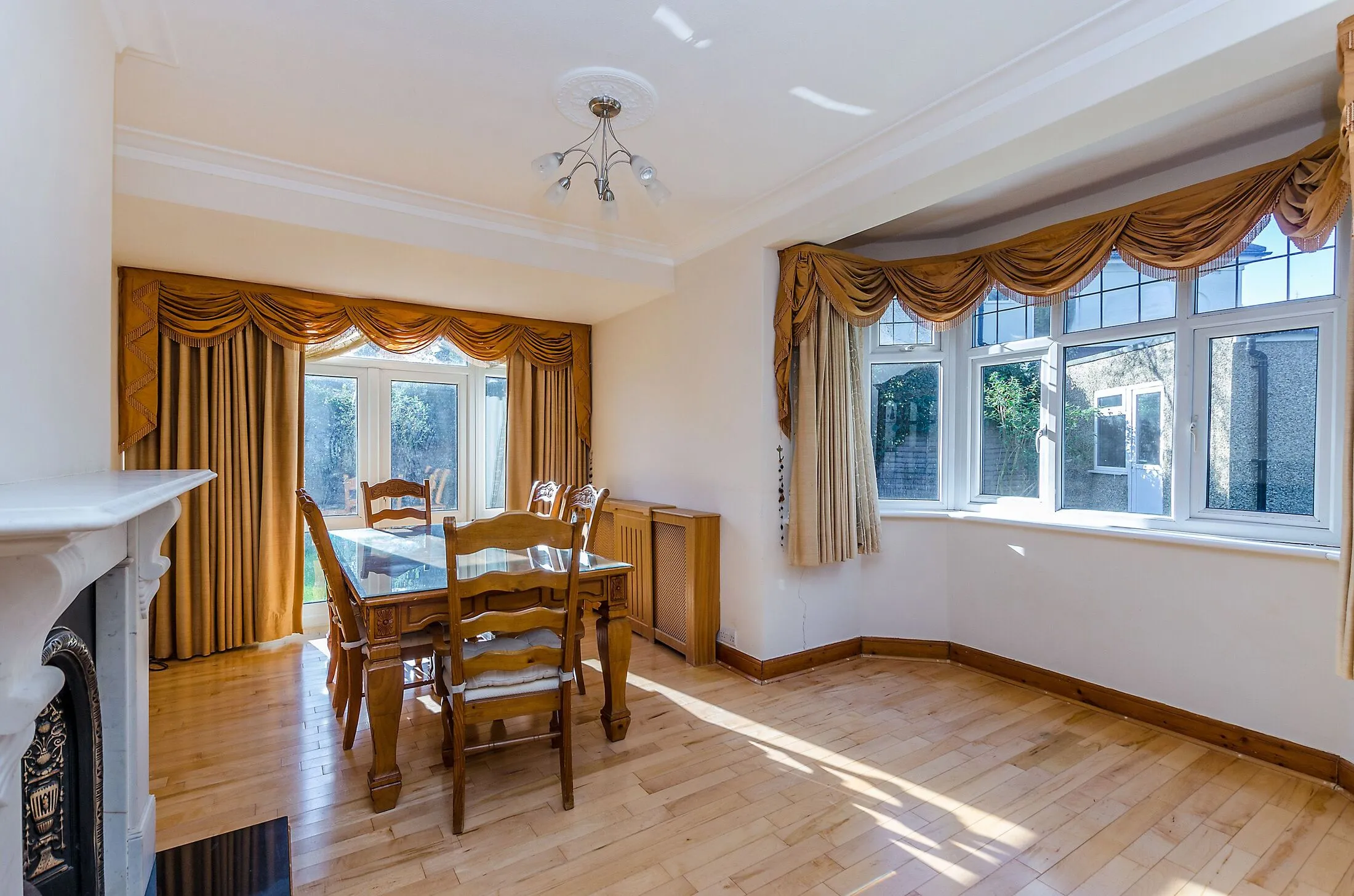House Greenfield Way in Greater London