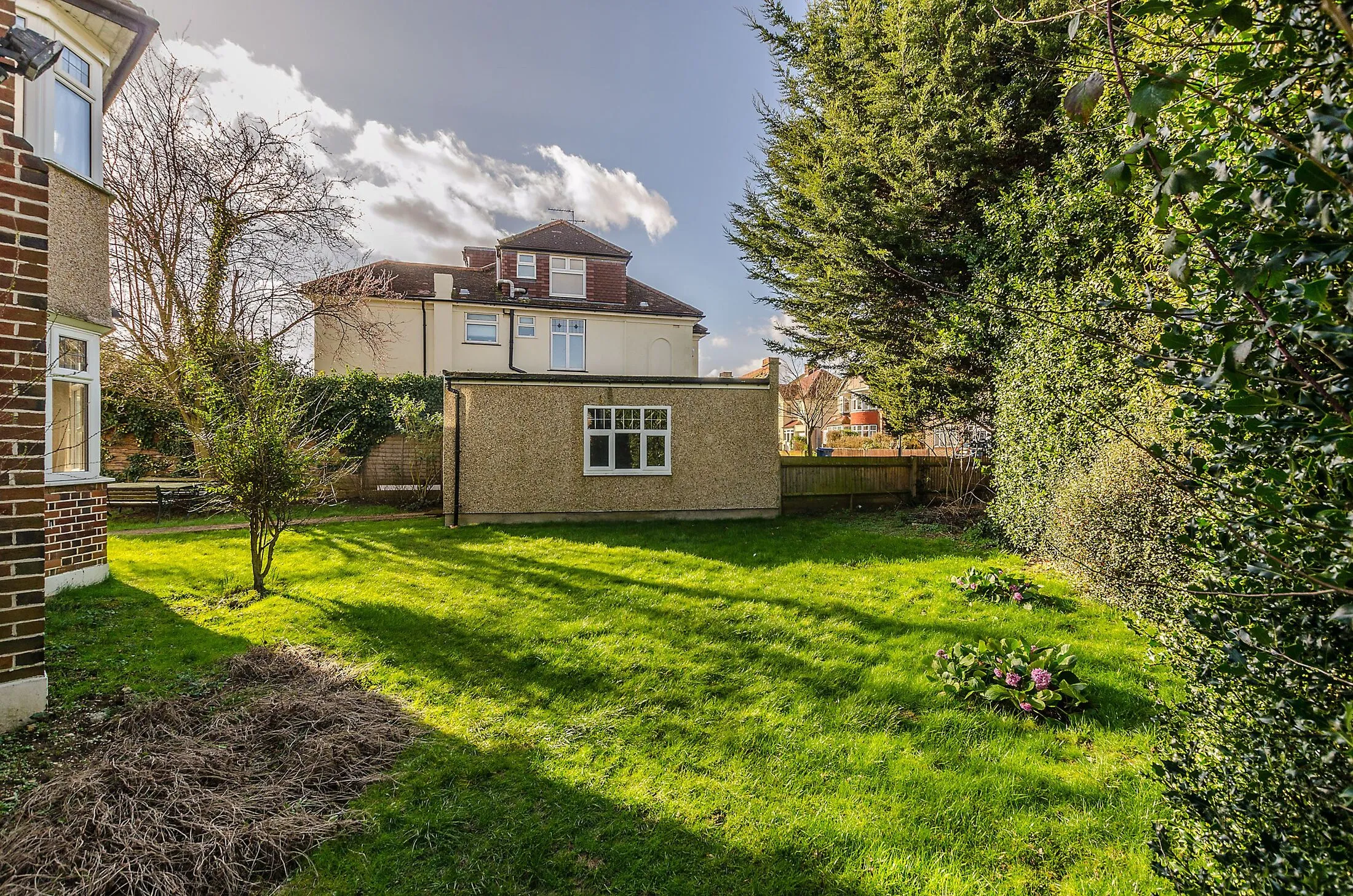 House Greenfield Way in Greater London