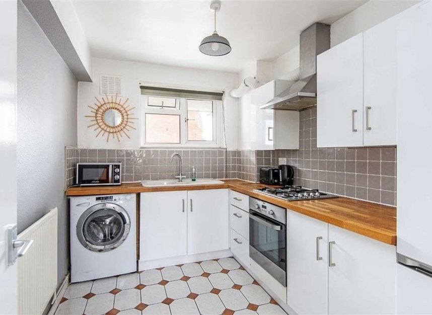 Flat Bacton Street in Greater London