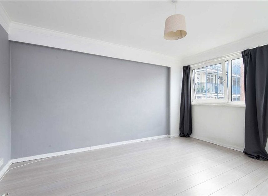 Flat Bacton Street in Greater London