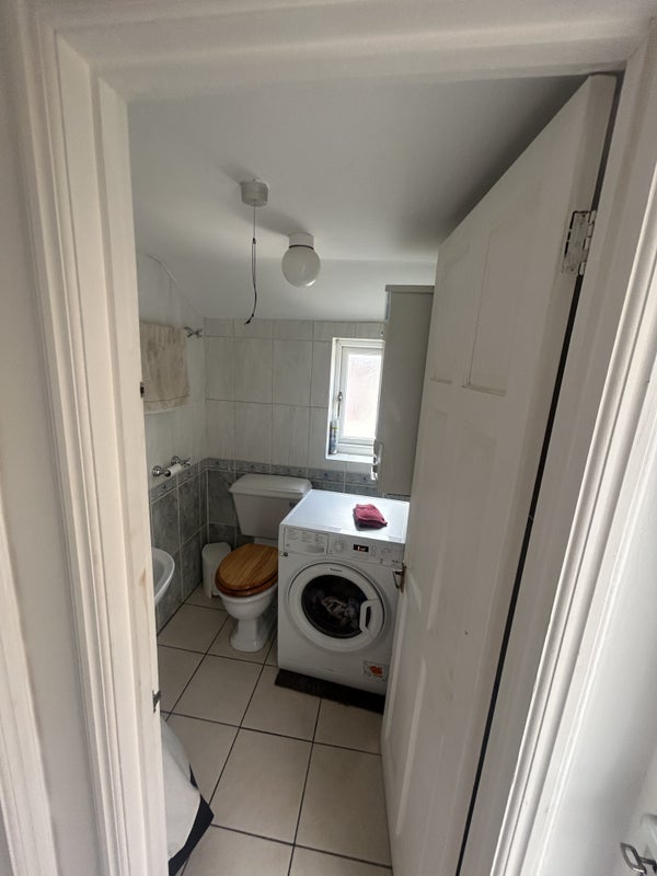 Room Gambole Road in Greater London