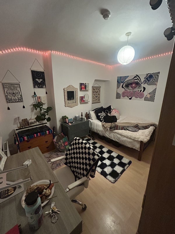 Room Gambole Road in Greater London
