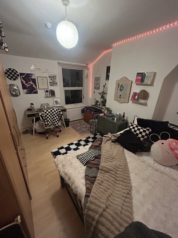 Room Gambole Road in Greater London