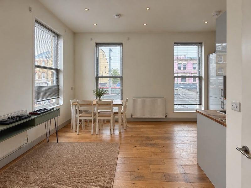 Flat Lavender Hill in Greater London