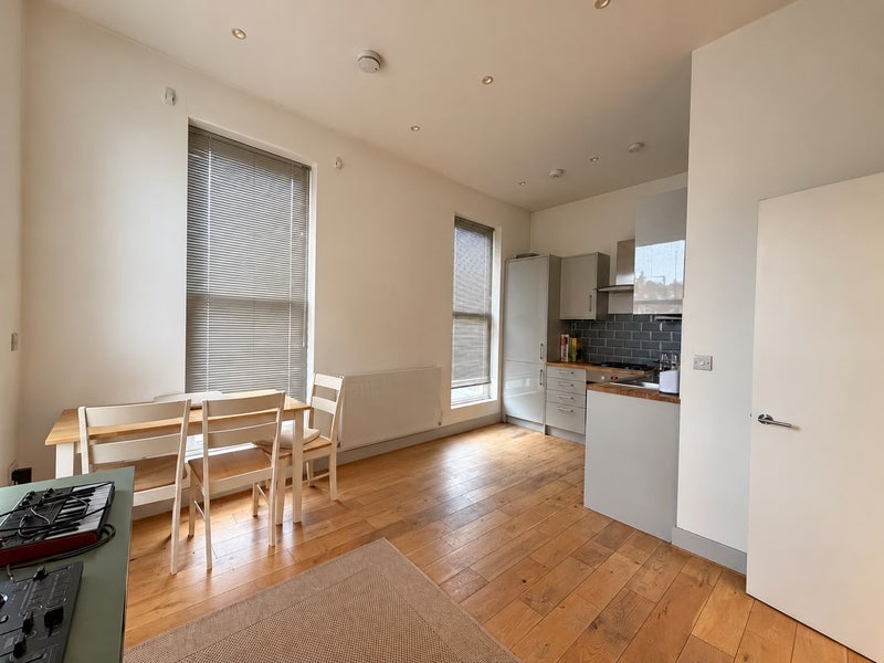 Flat Lavender Hill in Greater London