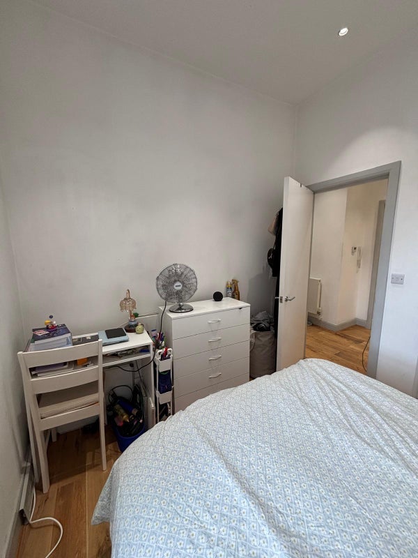 Flat Lavender Hill in Greater London