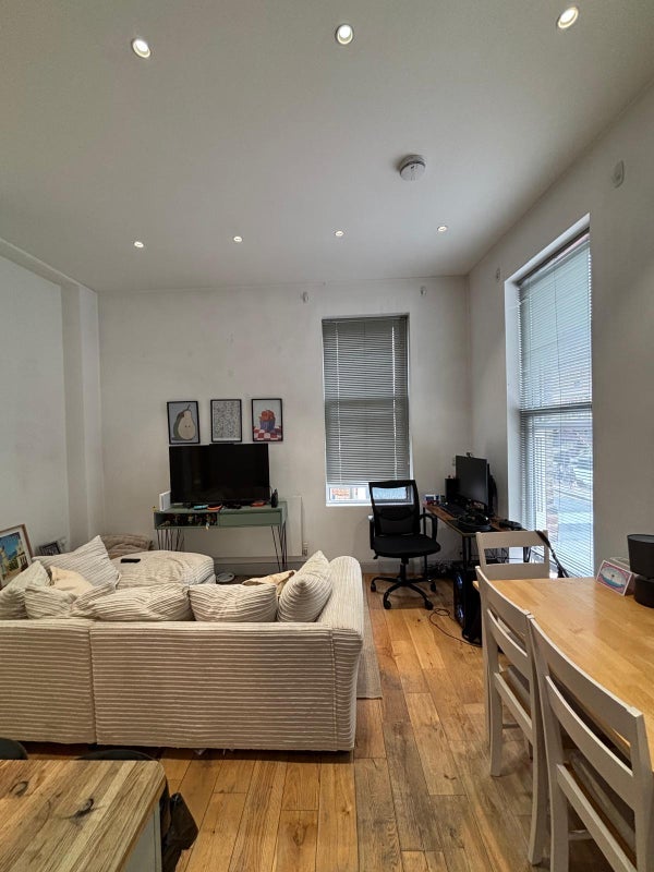 Flat Lavender Hill in Greater London