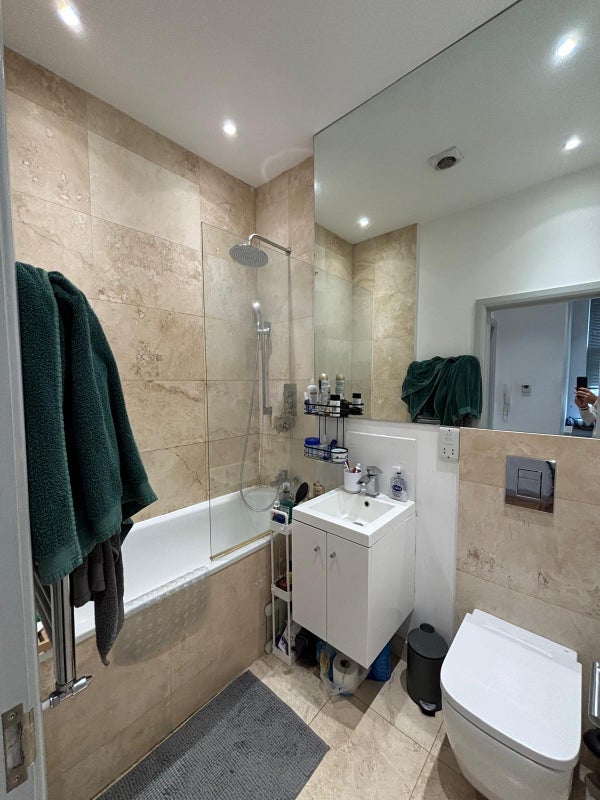 Flat Lavender Hill in Greater London