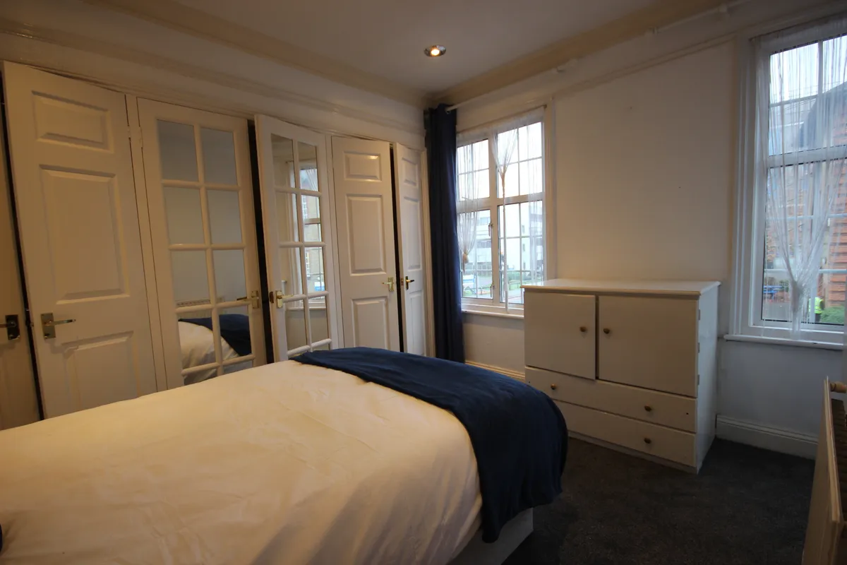 Flat Vicarage Road in Watford