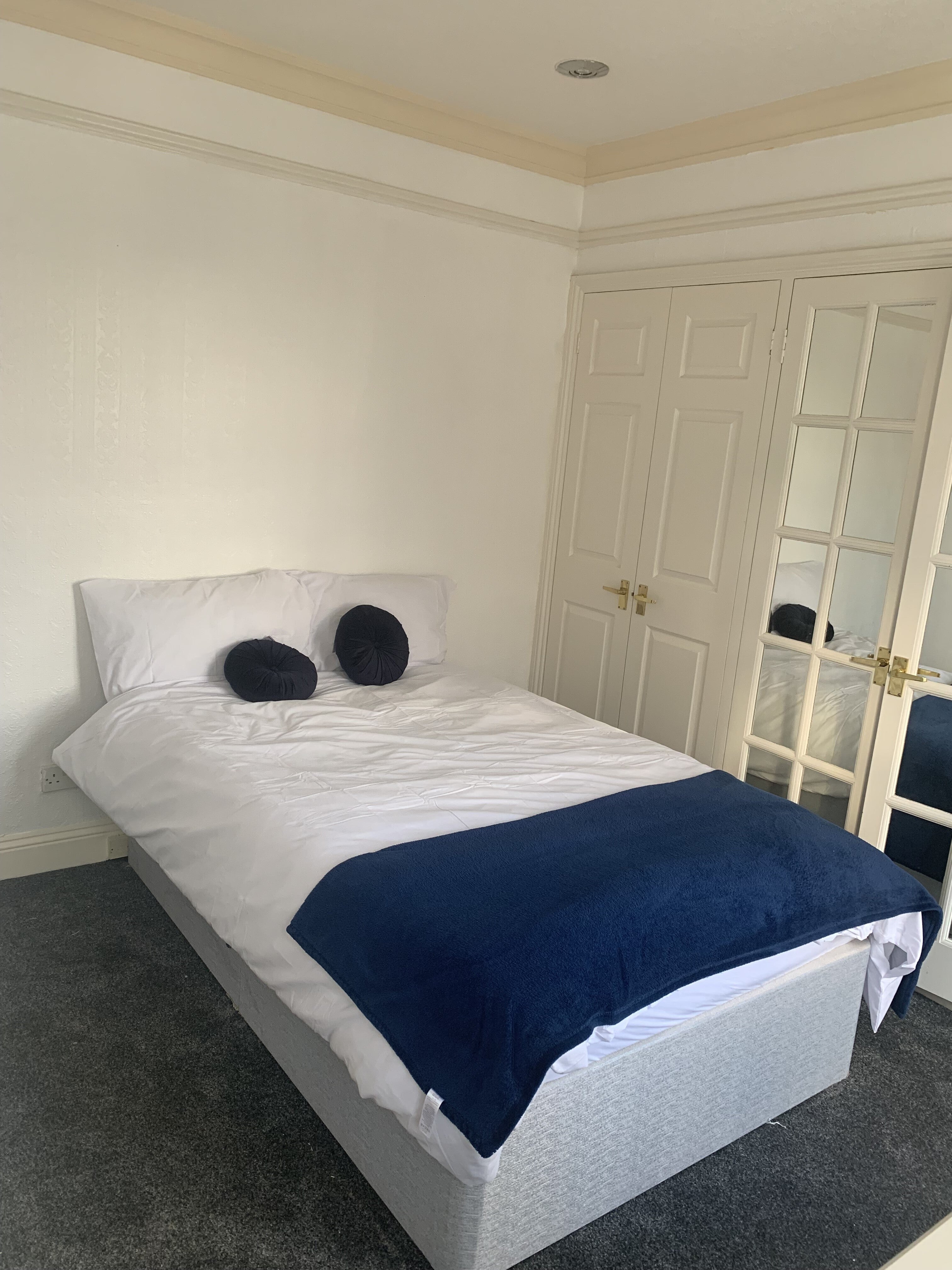 Room Vicarage Road in Watford