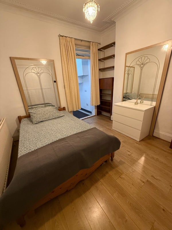 Room Rhodesia Road in Greater London