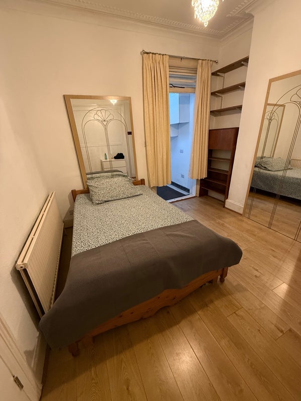 Room Rhodesia Road in Greater London