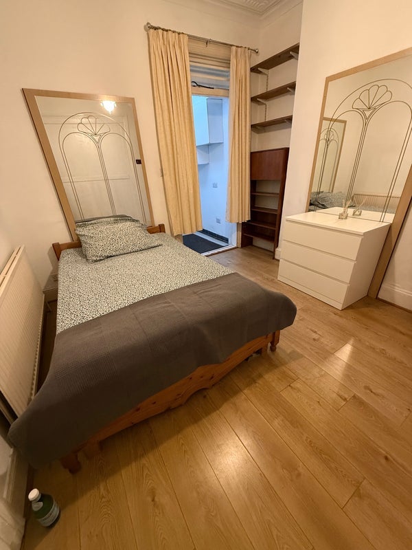 Room Rhodesia Road in Greater London