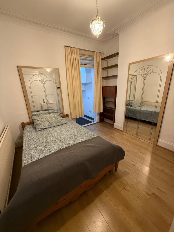 Room Rhodesia Road in Greater London