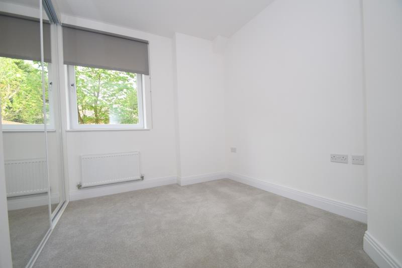 Flat Pinner Road in Greater London