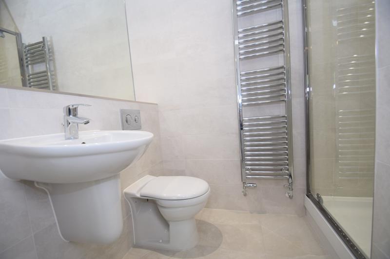 Flat Pinner Road in Greater London