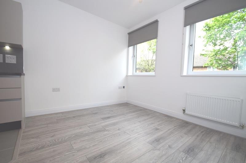 Flat Pinner Road in Greater London