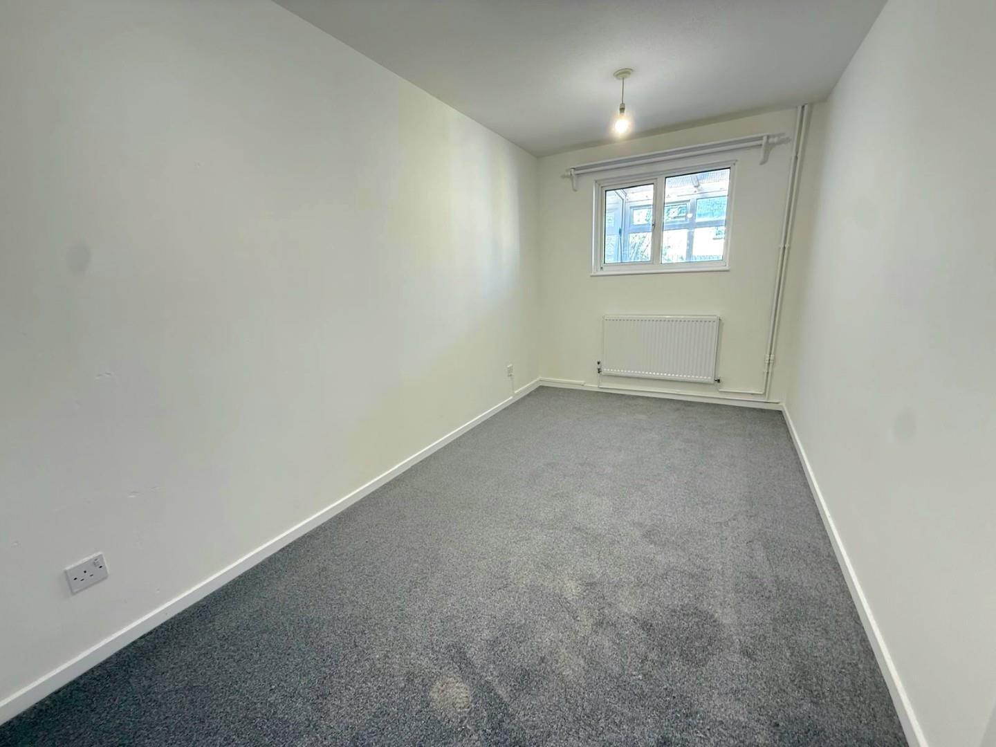 Flat Pitstone Road in Northampton