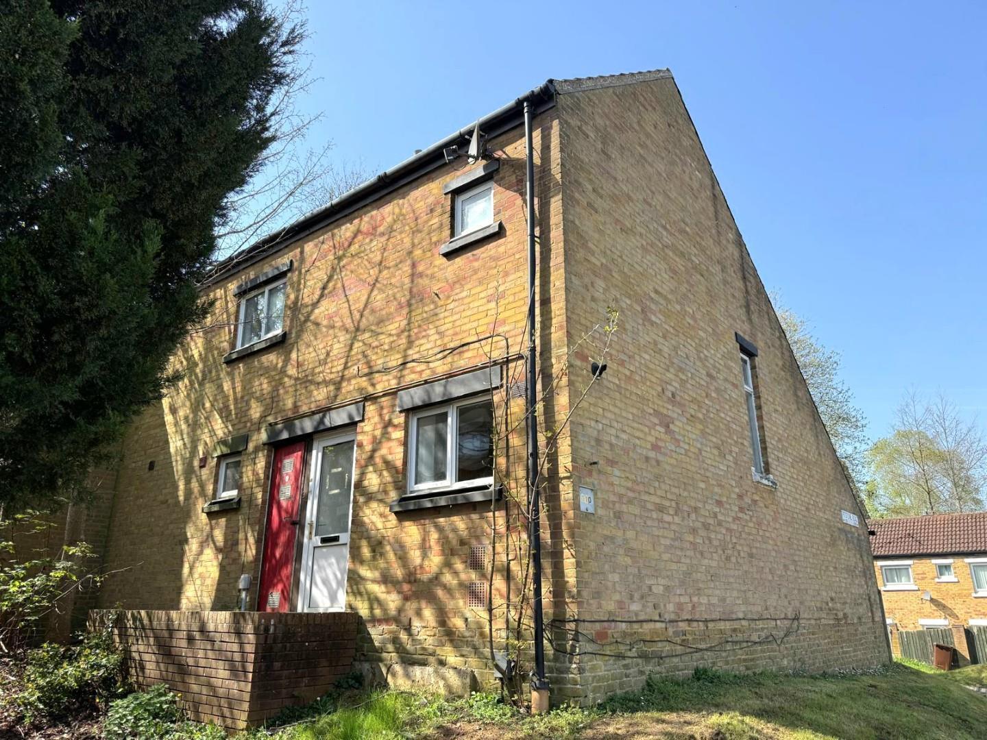 Flat Pitstone Road in Northampton