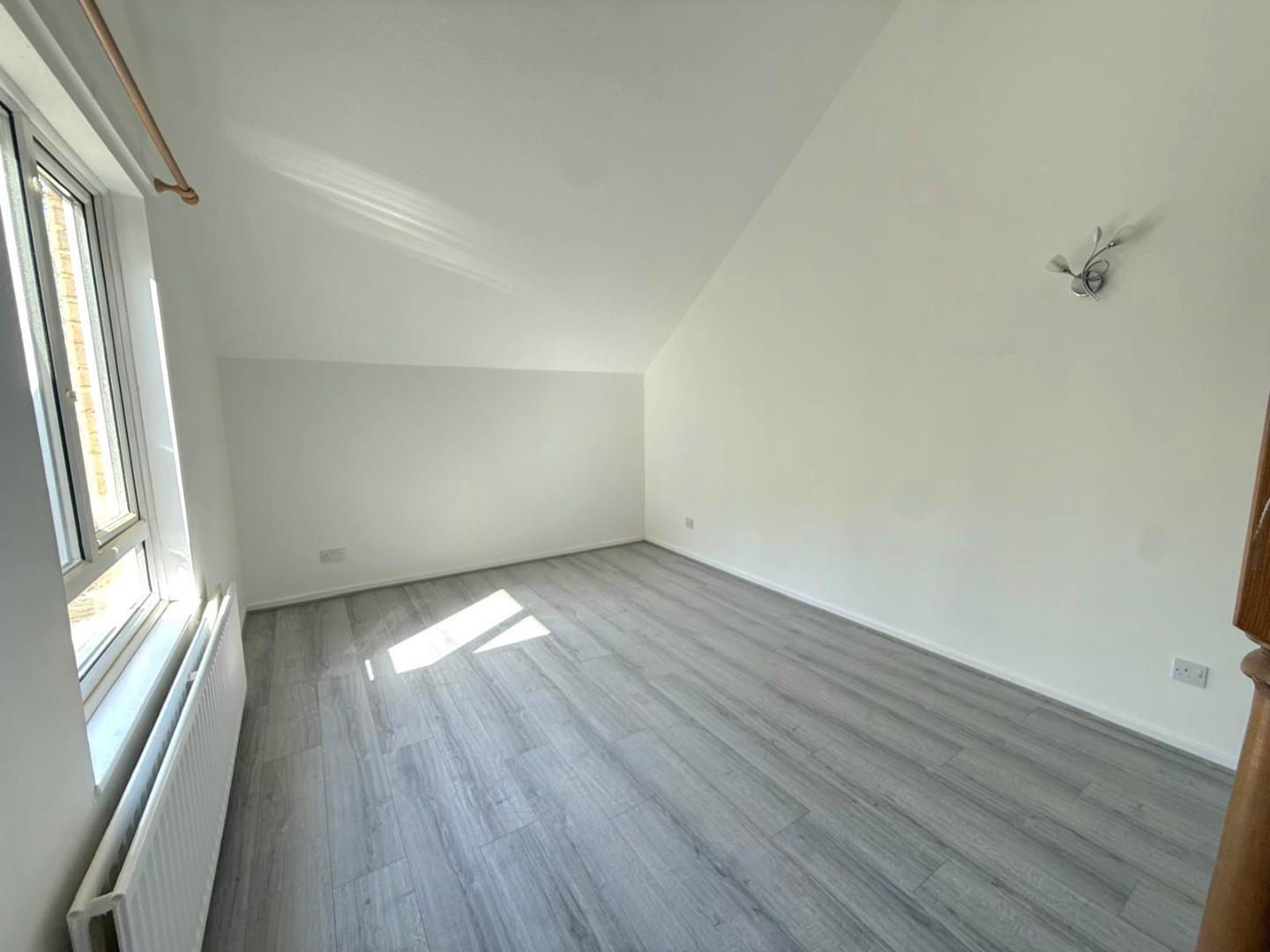 Flat Pitstone Road in Northampton